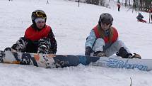 První dva výcvikové dny mají za sebou účastníci lyžařské a snowboardové školy z Hranic.