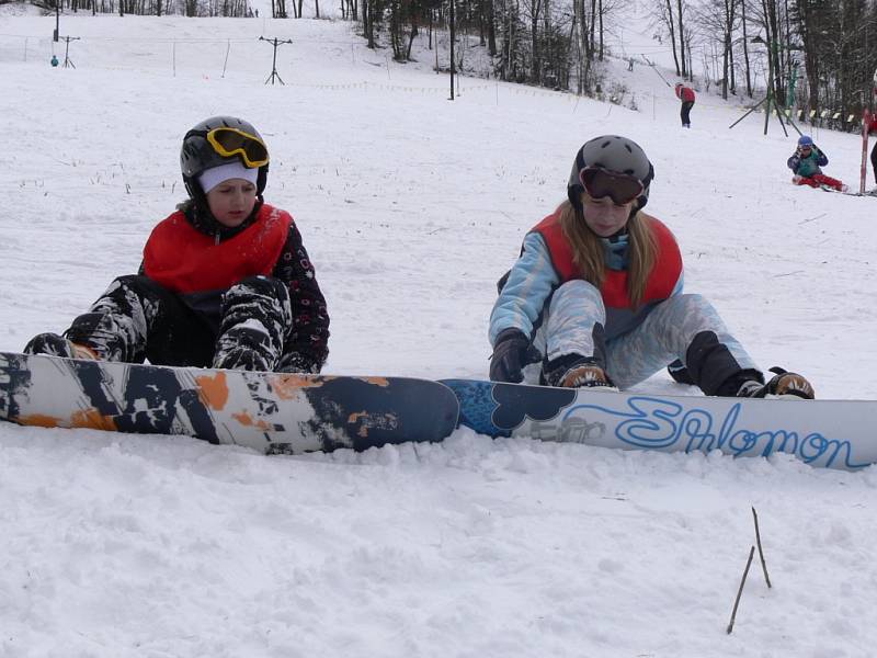 První dva výcvikové dny mají za sebou účastníci lyžařské a snowboardové školy z Hranic.