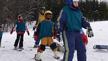 První dva výcvikové dny mají za sebou účastníci lyžařské a snowboardové školy z Hranic.