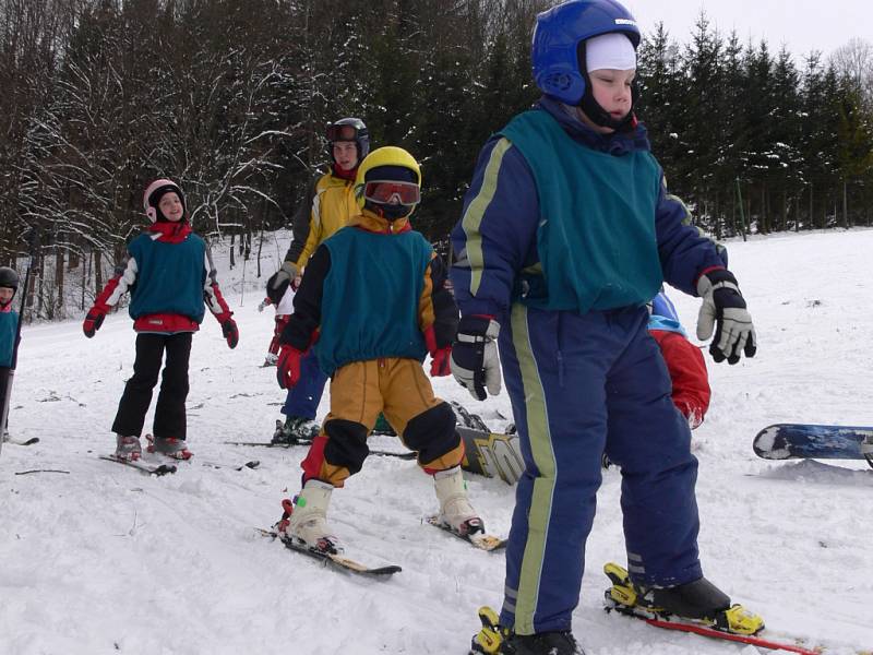 První dva výcvikové dny mají za sebou účastníci lyžařské a snowboardové školy z Hranic.