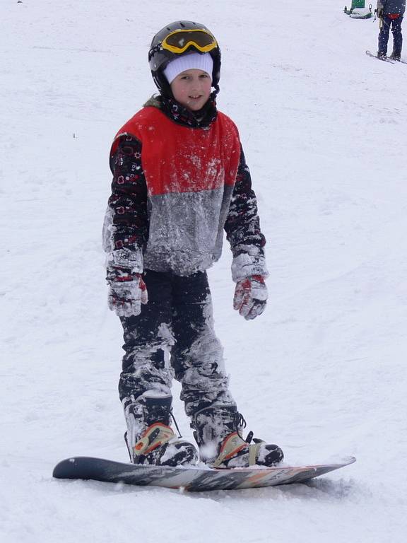 První dva výcvikové dny mají za sebou účastníci lyžařské a snowboardové školy z Hranic.