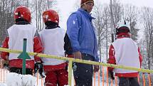 První dva výcvikové dny mají za sebou účastníci lyžařské a snowboardové školy z Hranic.
