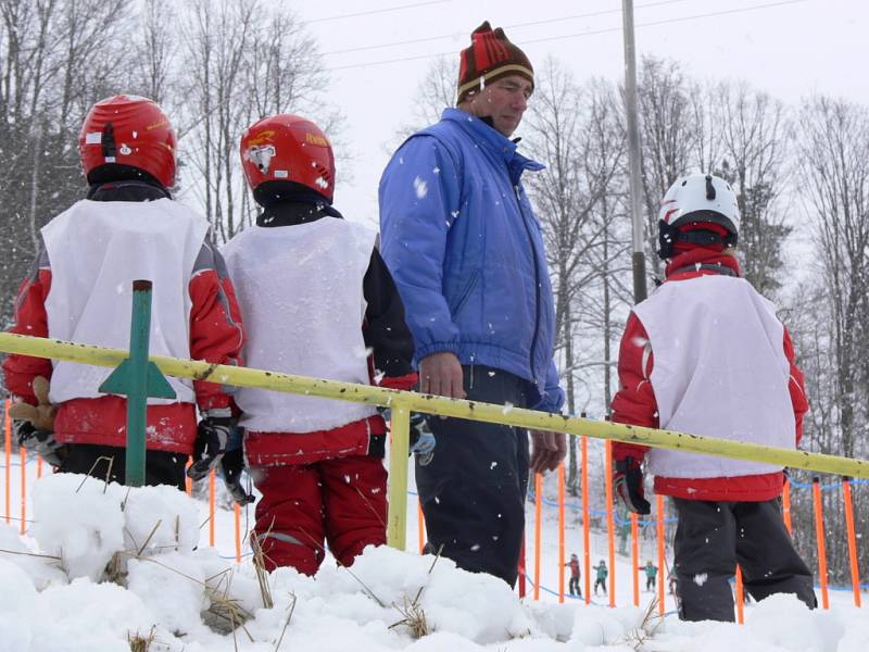 První dva výcvikové dny mají za sebou účastníci lyžařské a snowboardové školy z Hranic.