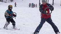 První dva výcvikové dny mají za sebou účastníci lyžařské a snowboardové školy z Hranic.