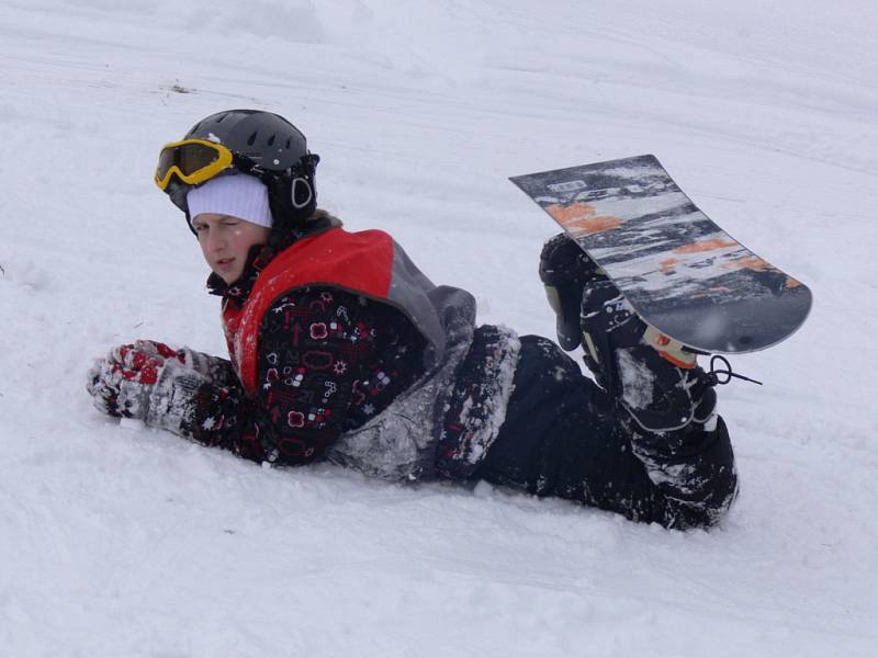 První dva výcvikové dny mají za sebou účastníci lyžařské a snowboardové školy z Hranic.