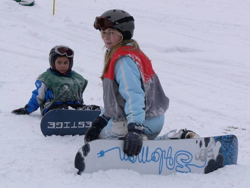 První dva výcvikové dny mají za sebou účastníci lyžařské a snowboardové školy z Hranic.