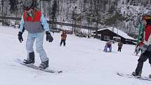 První dva výcvikové dny mají za sebou účastníci lyžařské a snowboardové školy z Hranic.