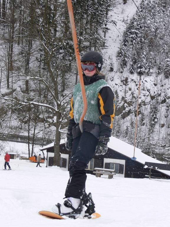 První dva výcvikové dny mají za sebou účastníci lyžařské a snowboardové školy z Hranic.