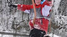 První dva výcvikové dny mají za sebou účastníci lyžařské a snowboardové školy z Hranic.