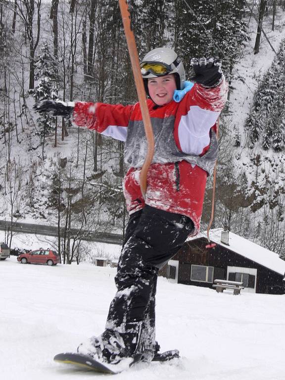 První dva výcvikové dny mají za sebou účastníci lyžařské a snowboardové školy z Hranic.