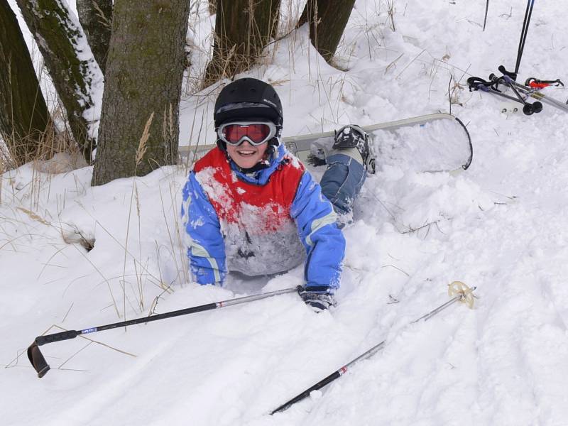 První dva výcvikové dny mají za sebou účastníci lyžařské a snowboardové školy z Hranic.