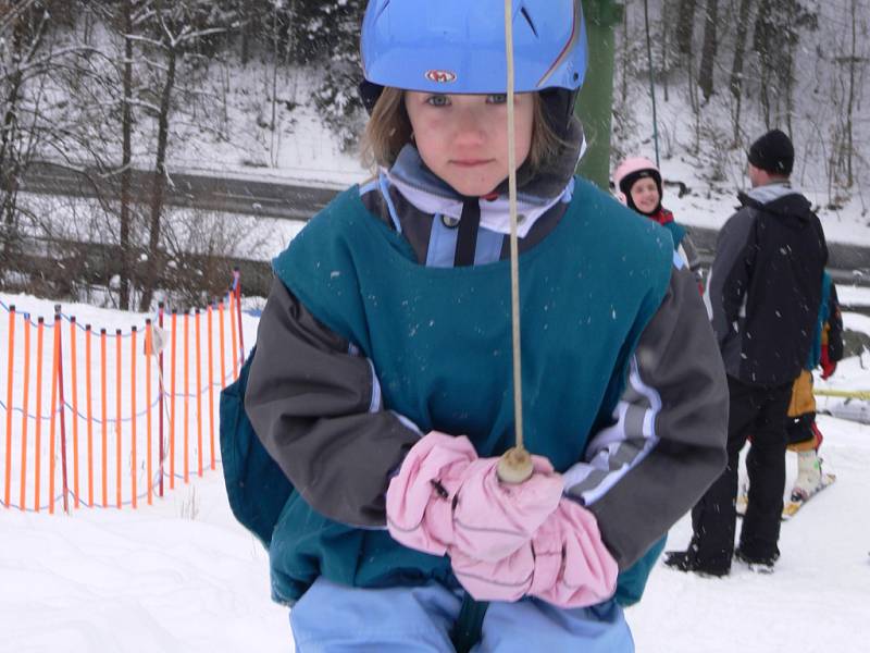 První dva výcvikové dny mají za sebou účastníci lyžařské a snowboardové školy z Hranic.