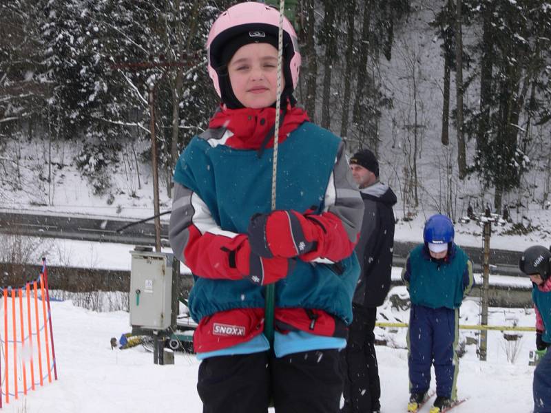 První dva výcvikové dny mají za sebou účastníci lyžařské a snowboardové školy z Hranic.