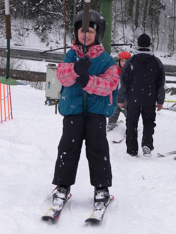 První dva výcvikové dny mají za sebou účastníci lyžařské a snowboardové školy z Hranic.