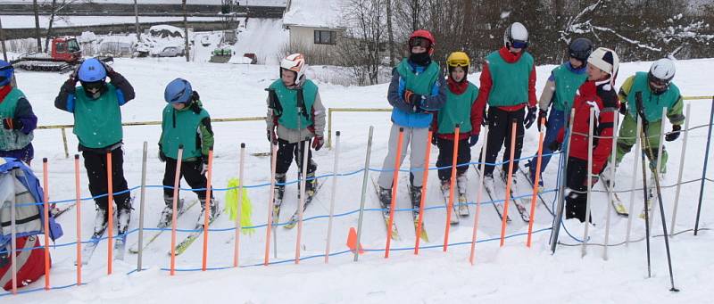 První dva výcvikové dny mají za sebou účastníci lyžařské a snowboardové školy z Hranic.