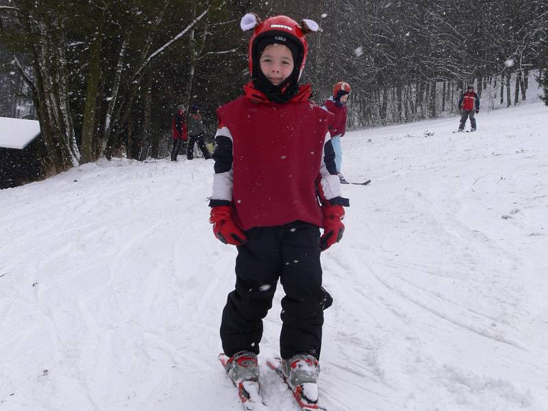 První dva výcvikové dny mají za sebou účastníci lyžařské a snowboardové školy z Hranic.