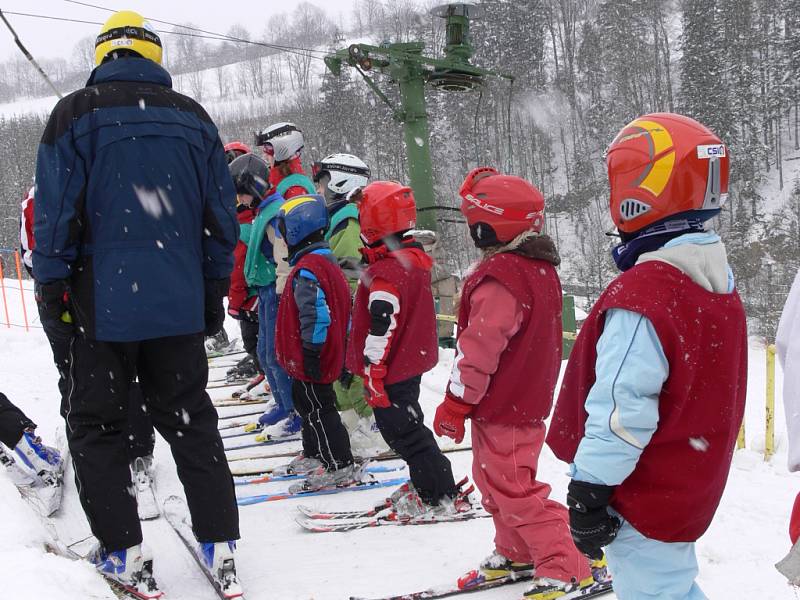 První dva výcvikové dny mají za sebou účastníci lyžařské a snowboardové školy z Hranic.