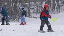 První dva výcvikové dny mají za sebou účastníci lyžařské a snowboardové školy z Hranic.