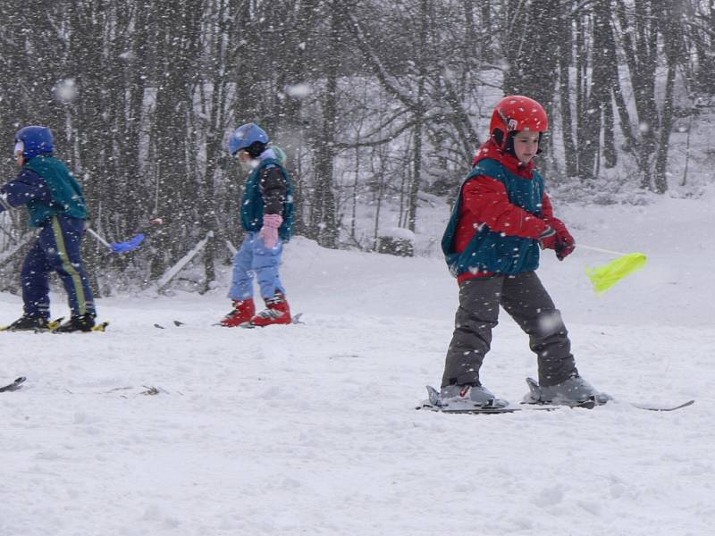 První dva výcvikové dny mají za sebou účastníci lyžařské a snowboardové školy z Hranic.