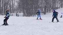 První dva výcvikové dny mají za sebou účastníci lyžařské a snowboardové školy z Hranic.