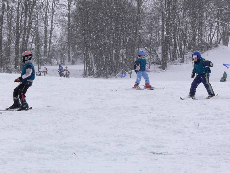 První dva výcvikové dny mají za sebou účastníci lyžařské a snowboardové školy z Hranic.