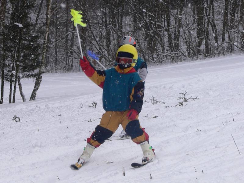 První dva výcvikové dny mají za sebou účastníci lyžařské a snowboardové školy z Hranic.