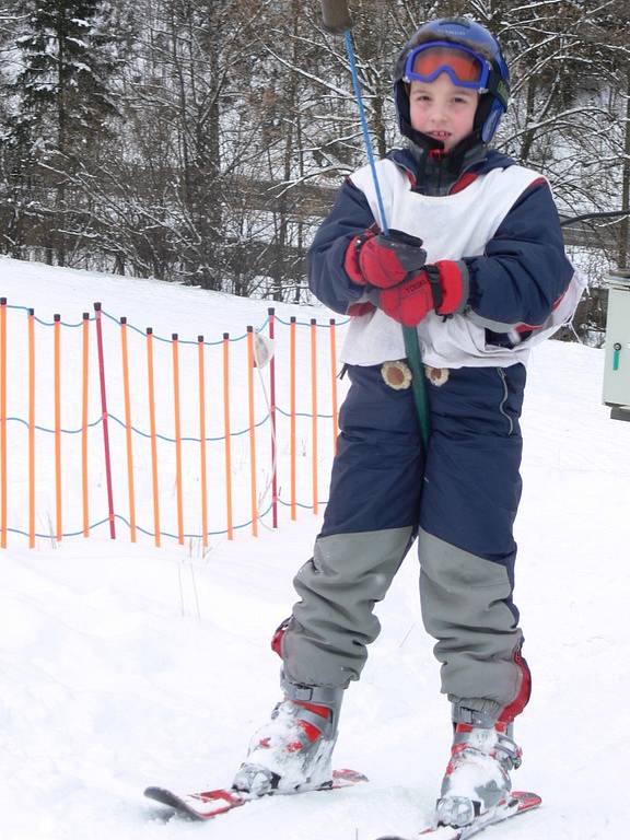 První dva výcvikové dny mají za sebou účastníci lyžařské a snowboardové školy z Hranic.