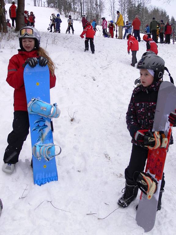 První dva výcvikové dny mají za sebou účastníci lyžařské a snowboardové školy z Hranic.