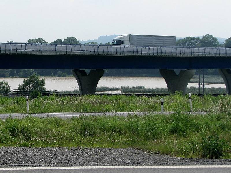 Mezi obcemi Bělotín a Polom na Hranicku hrozí protržení hráze osmihektarového rybníku.