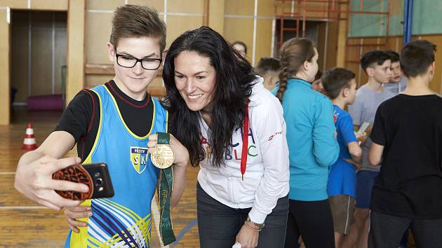 ZŠ a MŠ Soběchleby dostala trénink s českými olympioničkami Šárkou Kašpárkovou a Ivetou Vacenovskou jako odměnu za svou aktivitu v projektu Sazka Olympijský víceboj