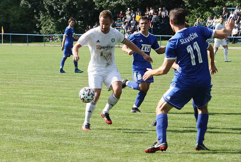 Fotbalisté Všechovic (v bílém) padli ve Slavičíně.