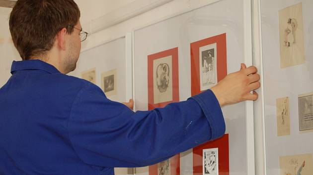 Pracovníci Muzea Komenského včera instalovali výstavu ex libris s erotickými motivy ze sbírky Karla Jaroslava Obrátila.