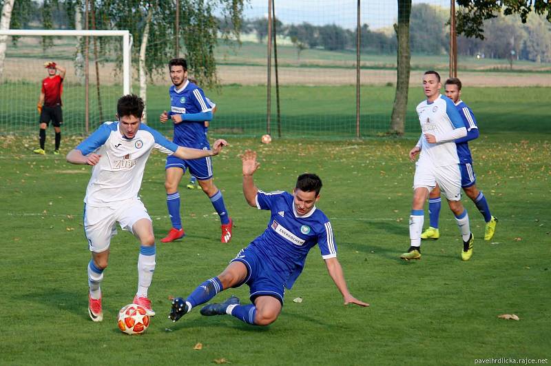 Fotbalisté Všechovic (v modrém) doma proti přerovské Viktorce.