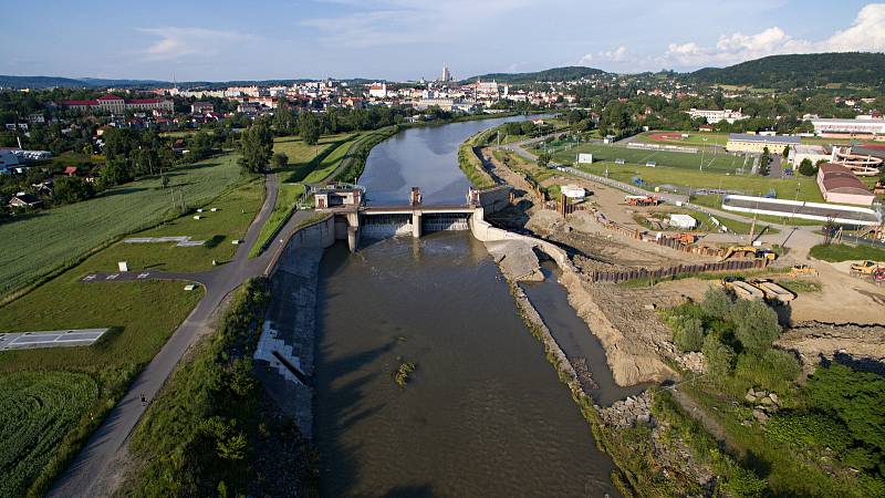 Probíhá rozsáhlá rekonstrukce jezu v Hranicích, rozšiřuje se o jedno jezové pole a rozšíření koryta nad i pod jezem.