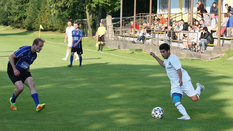 Fotbalisté Všechovic (v bílém) v přípravě proti Bystřici pod Hostýnem.