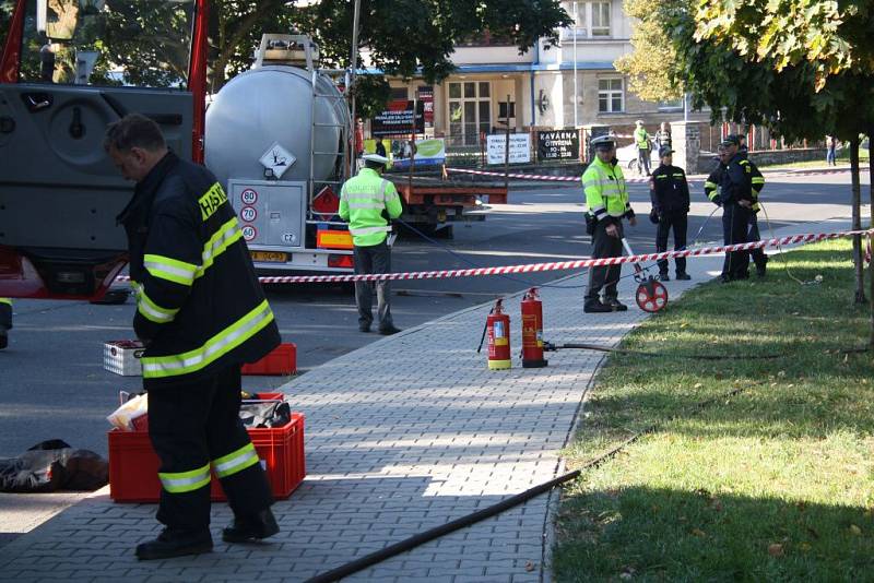 Cvičení, při kterém do stromu nabourala cisterna plná nafty, obnášelo jak záchranu raněných, tak především zajištění unikající látky