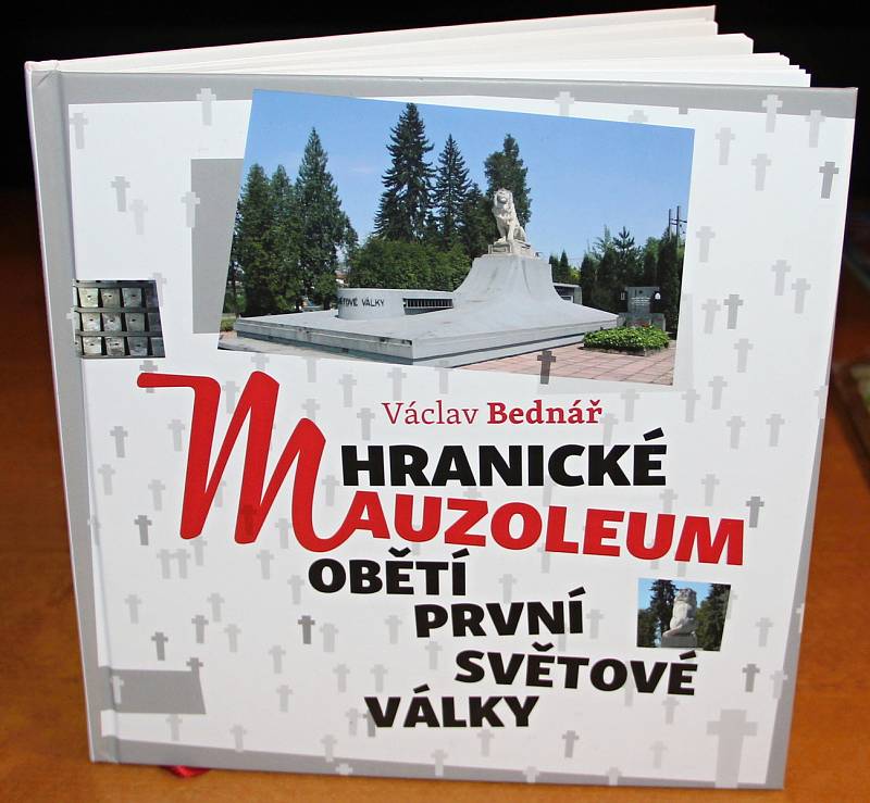 Nová kniha hranického vojenského historika Václava Bednáře se jmenuje Hranické mauzoleum obětí první světové války.