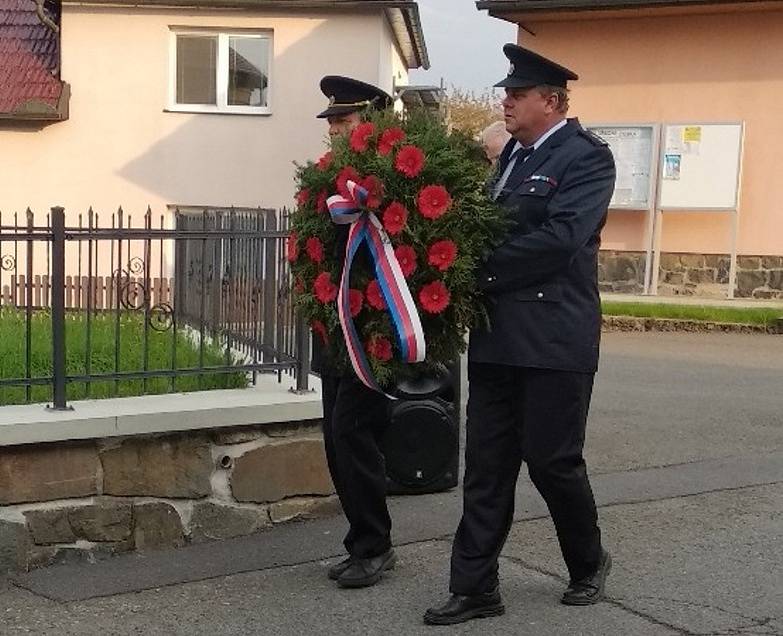 Kladení věnců k pomníku padlých vojáků za 2. světové války v Horních Těšicích.