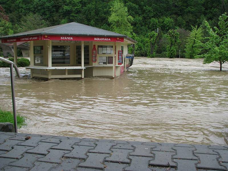 Teplice nad Bečvou v pondělí 17. května v 11 hodin. Pod vodou je kolonáda i zahrádky.