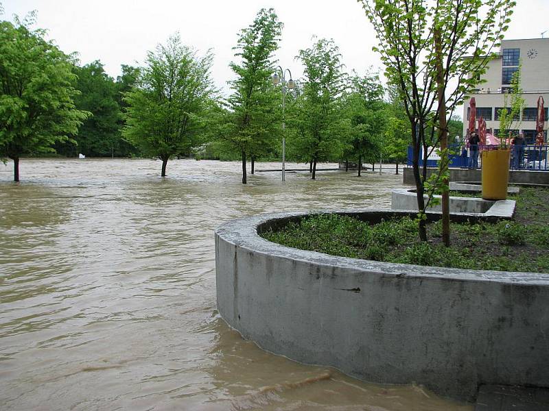 Teplice nad Bečvou v pondělí 17. května v 11 hodin. Pod vodou je kolonáda i zahrádky.