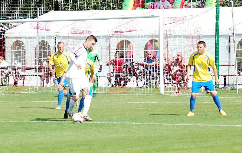 Fotbalisté TJ Sokol Ústí (v bílém) proti FK Kozlovice