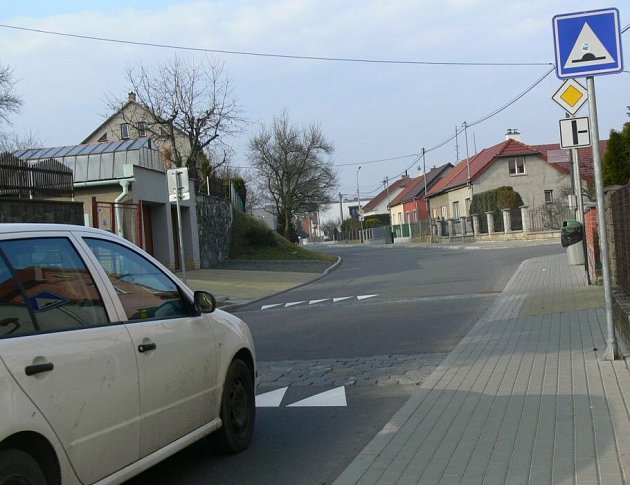 Nájezdy na zpomalovací prah v Máchově ulici by neměly přesáhnout nejnižší rozměry retardéru na ulici Hviezdoslavova