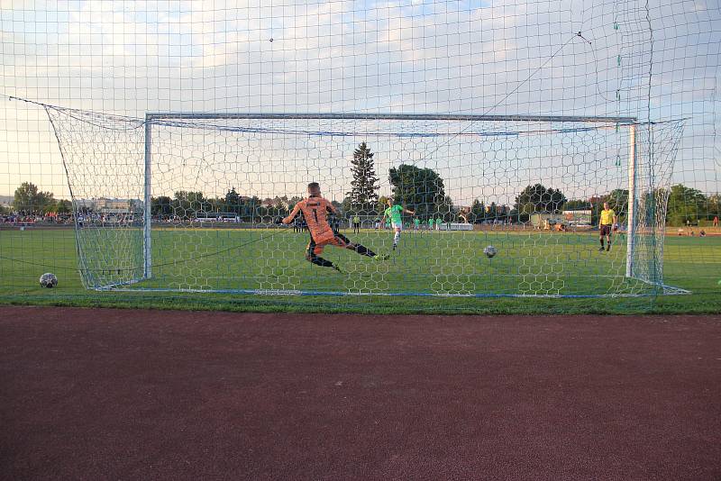 Utkání 1. kola MOL Cupu mezi SK Hranice (v modrém) a MFK Karviná rozhodovaly po remíze 2:2 až penalty.