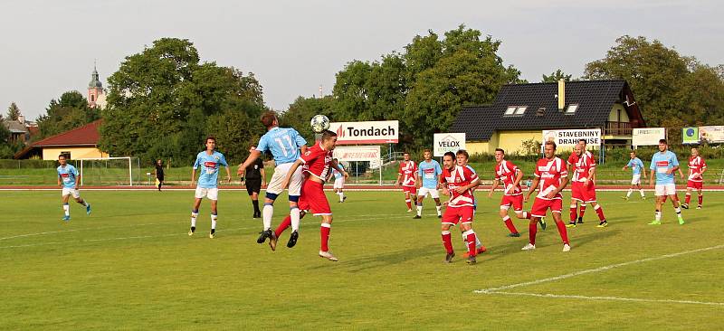 Fotbalisté SK Hranice (v modrém) proti FC Vsetín.