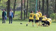 Strhující derby olomouckého krajského přeboru mezi fotbalisty Ústí (ve žlutém) a FC Želatovice.