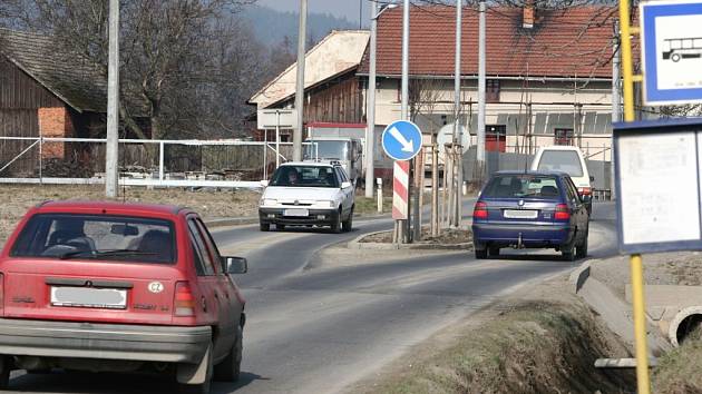 Z bezpečnostních prvků plánovaných hranickou radnicí zatím stojí pouze tento zpomalovací ostrůvek v Potštátské ulici.