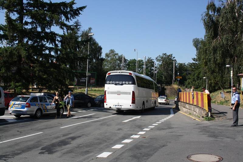 Hranické nádraží v obležení davu cestujících čekajících na náhradní autubusovou dopravu kvůli tragické nehodě ve Studénce. Čekali i členové české vlády  