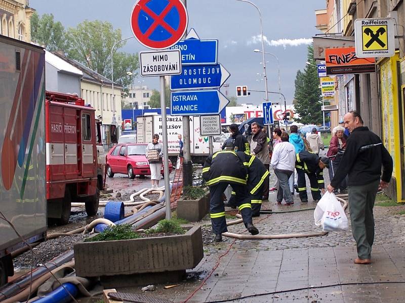 Exploze parovodního potrubí způsobila chaos v Komenského ulici.  Silnice byla neprůjezdná a hasiči odstraňovali následky havárie.