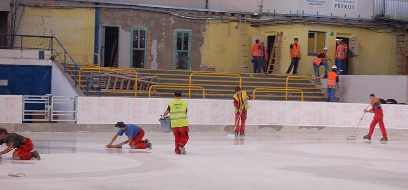 Stavba zimního stadionu v Přerově v těchto dnech finišuje. Konsorcium stavebních firem ale nyní tlačí na město, aby se termín dokončení oddálil zhruba o týden. Důvodem jsou vícepráce, které náročnou rekonstrukci zpozdily.