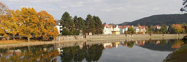 Historická zídka kolem hranické Bečvy v Kropáčově ulici. 